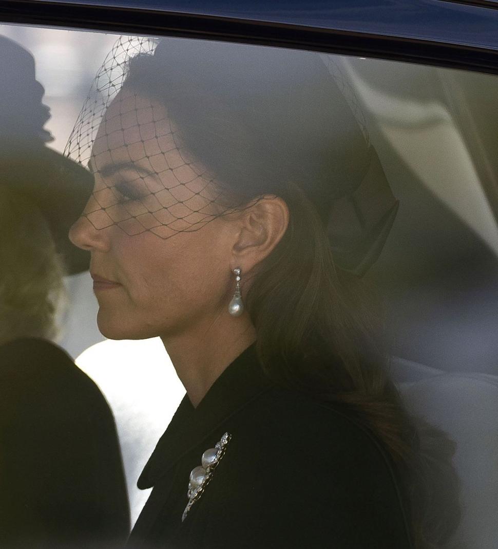 Ce simbolizează bijuteriile purtate de Kate la procesiunea Reginei Elisabeta 789922