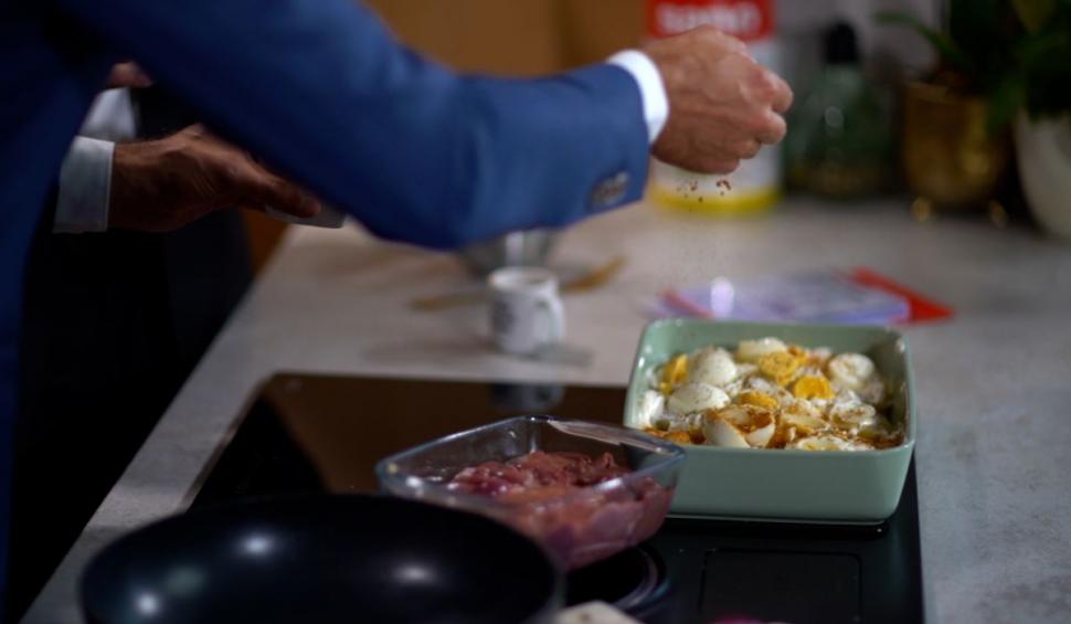 De la chioşc, la cea mai mare reţea de restaurante din România. Dragoş Petrescu, invitat special în ediţia 2 "Gătit la costum", sezonul 3: "Am vândut ziare la tarabă" 788713