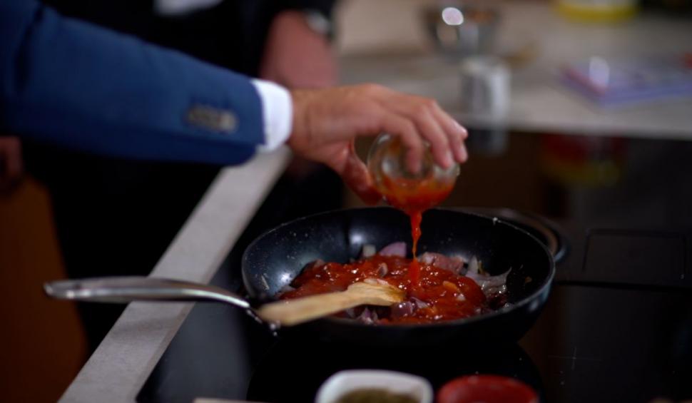 De la chioşc, la cea mai mare reţea de restaurante din România. Dragoş Petrescu, invitat special în ediţia 2 "Gătit la costum", sezonul 3: "Am vândut ziare la tarabă" 788715