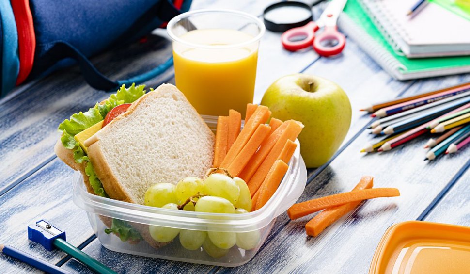 Meniul de 15 lei al unui elev din programul “masă caldă”: O chiflă, produse din carne și/sau brânzeturi, legume și un fruct