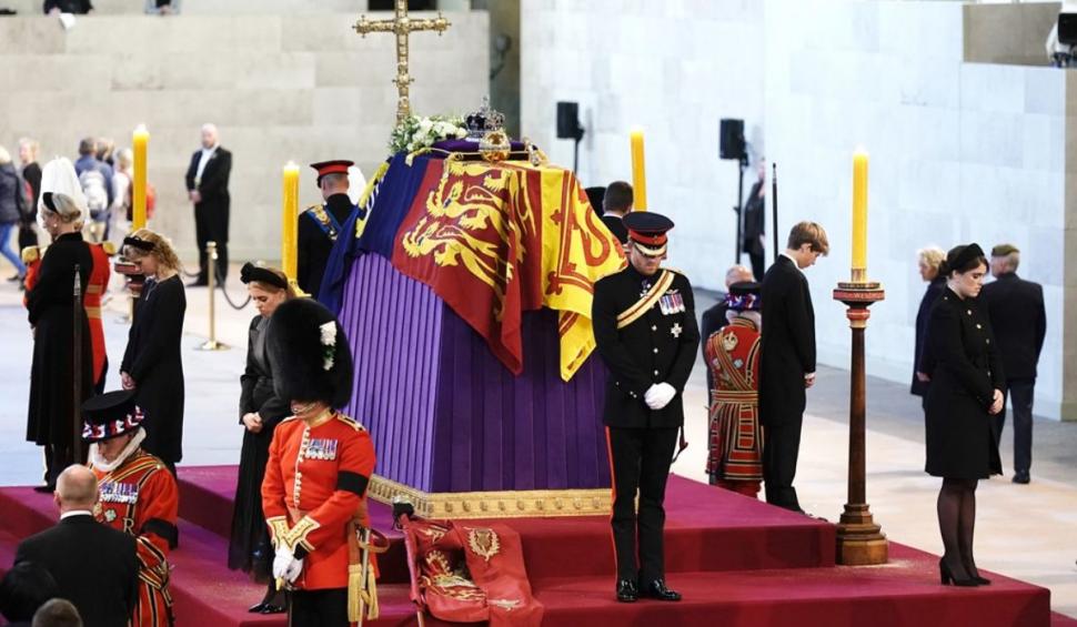 Nepoții reginei Elisabeta a II-a, de veghe în jurul sicriului | Prinții William și Harry, la căpătâiul bunicii lor 790131