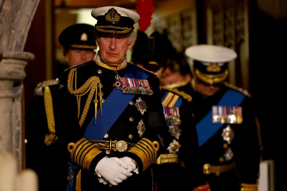 Nepoții reginei Elisabeta a II-a, de veghe în jurul sicriului | Prinții William și Harry, la căpătâiul bunicii lor 790134