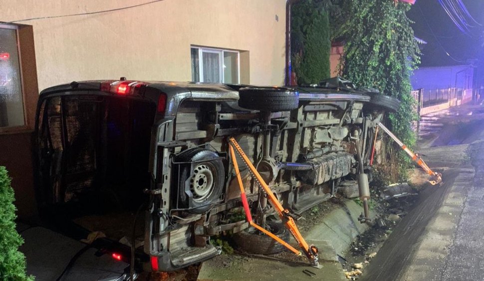 Un microbuz plin cu călători s-a răsturnat la Seini, în Maramureş | Patru oameni au rămas blocaţi în interior