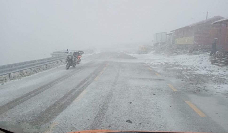Lapoviţă şi ninsoare pe Transalpina: "Evitați deplasarea dacă nu aveți autovehicule echipate de iarnă!"