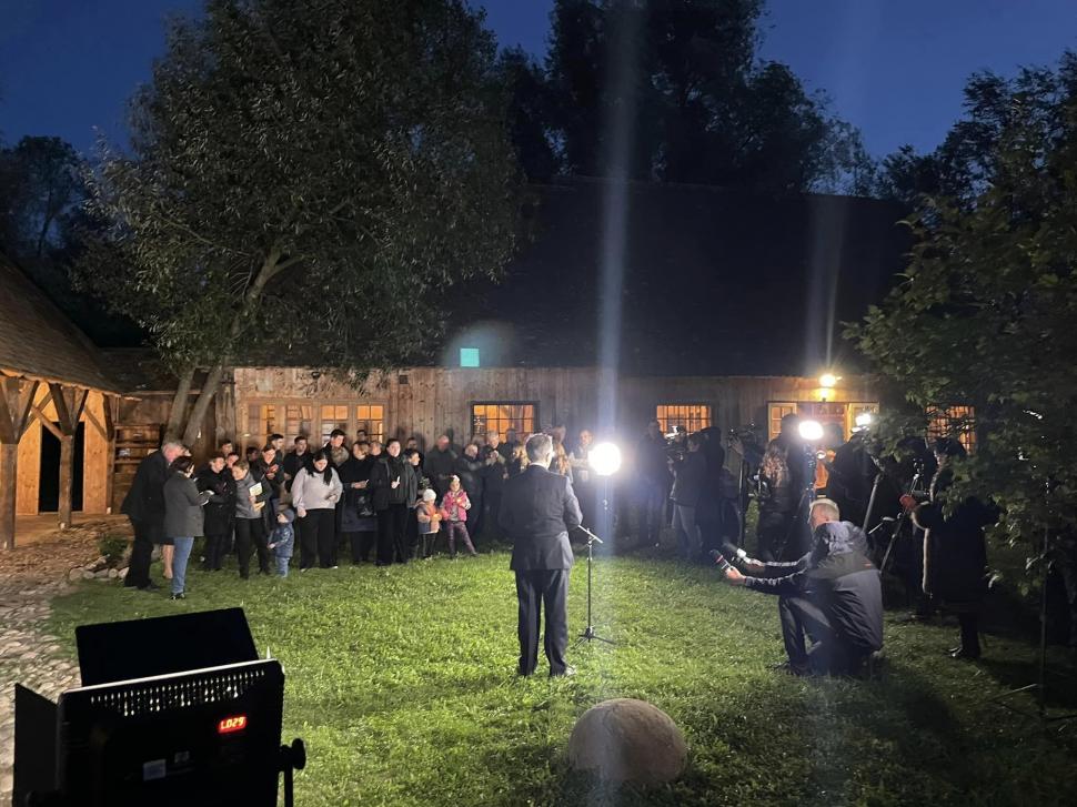 Moment emoționant de reculegere în memoria reginei, la Viscri, în ”Casa Albastră” a regelui Charles al III-lea 790196