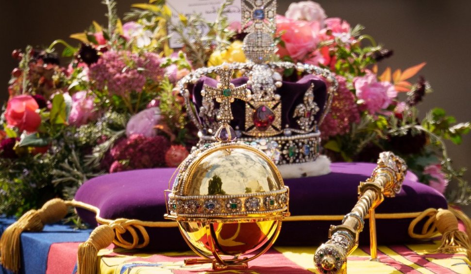 Momentul emoţionant când bijuteriile regale, globul, sceptrul și coroana, sunt ridicate de pe sicriul Elisabetei a II-a