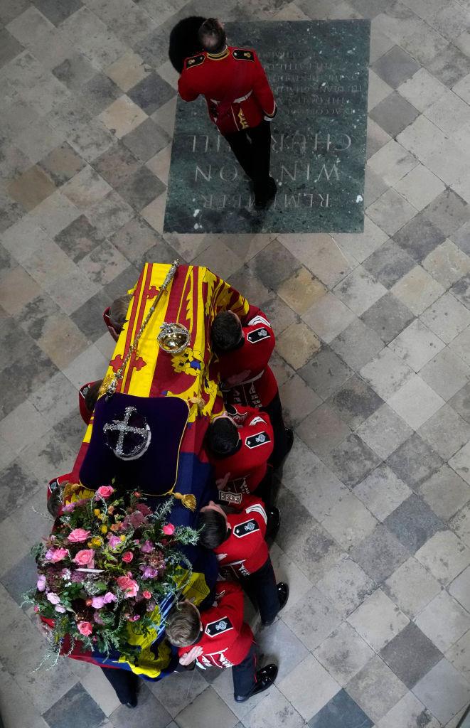 Ce scrie pe biletul așezat între florile de pe sicriul Reginei Elisabeta a II-a. Mesajul este semnat de Regele Charles 790277