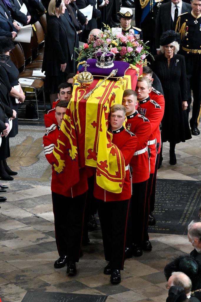 Ce scrie pe biletul așezat între florile de pe sicriul Reginei Elisabeta a II-a. Mesajul este semnat de Regele Charles 790282