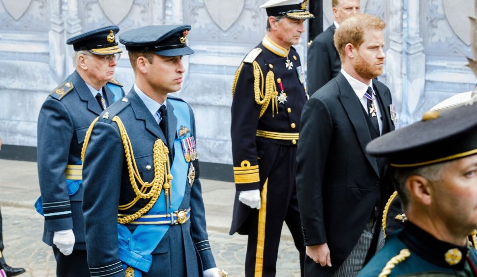 De ce nu poartă Prințul Harry ținută militară la înmormântarea Reginei, deși la "Priveghiul prinților" i s-a permis acest lucru