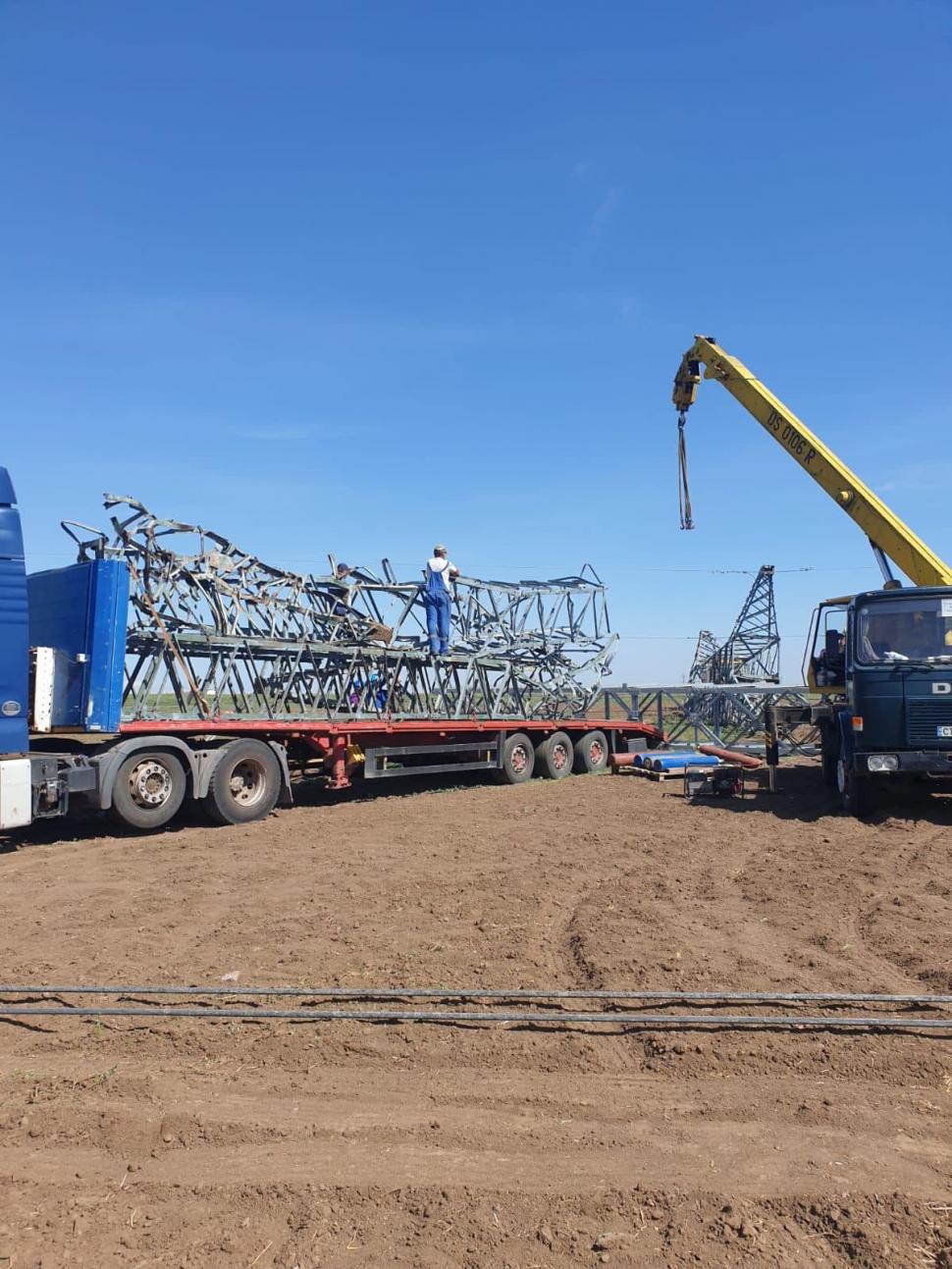 Dobrogea, la un pas să rămână fără curent după ce un tractor a doborât un stălp de înaltă tensiune. Anunţul Transelectrica 790420