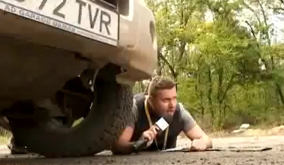 Jurnaliști români, prinși într-un schimb de focuri pe frontul ucrainean, în timpul unei transmisiuni în direct