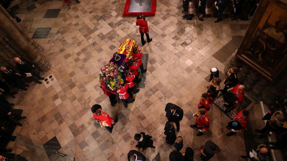 Moment de reculegere ținut de deputați în memoria Reginei Elisabeta a II-a a Marii Britanii 790324