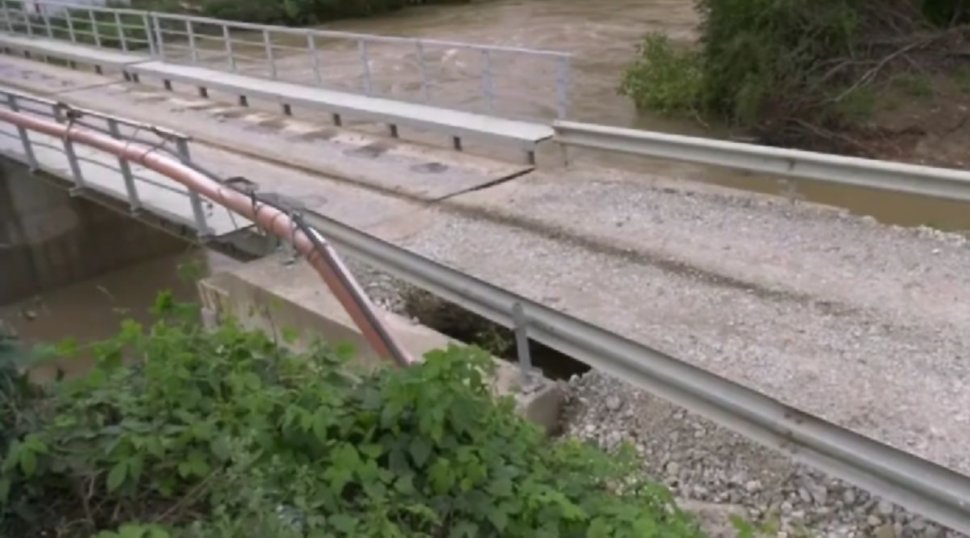 Pericol uriaş într-o comună din Bihor. Pod fisurat după ploi, la o săptămână de la inaugurare