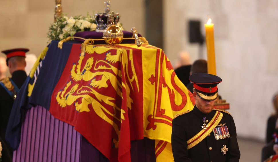 Traseul complet al funeraliilor Reginei Elisabeta a II-a. Afetul de tun pe care se află sicriul, tras cu funii de corabie