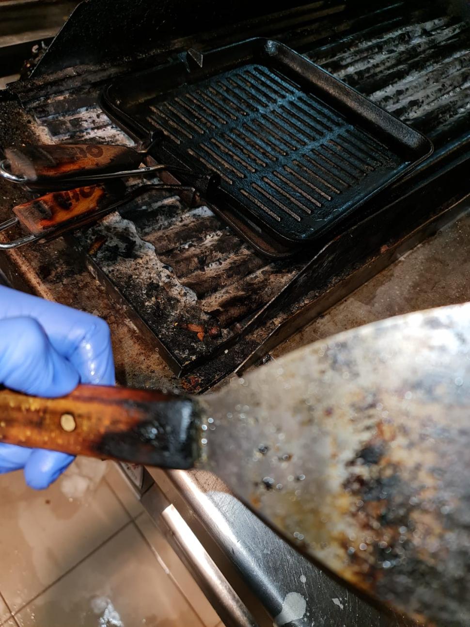 Restaurant din Sectorul 5, închis de ANPC: mizerie, ustensile vechi, ruginite și produse stricate 790375