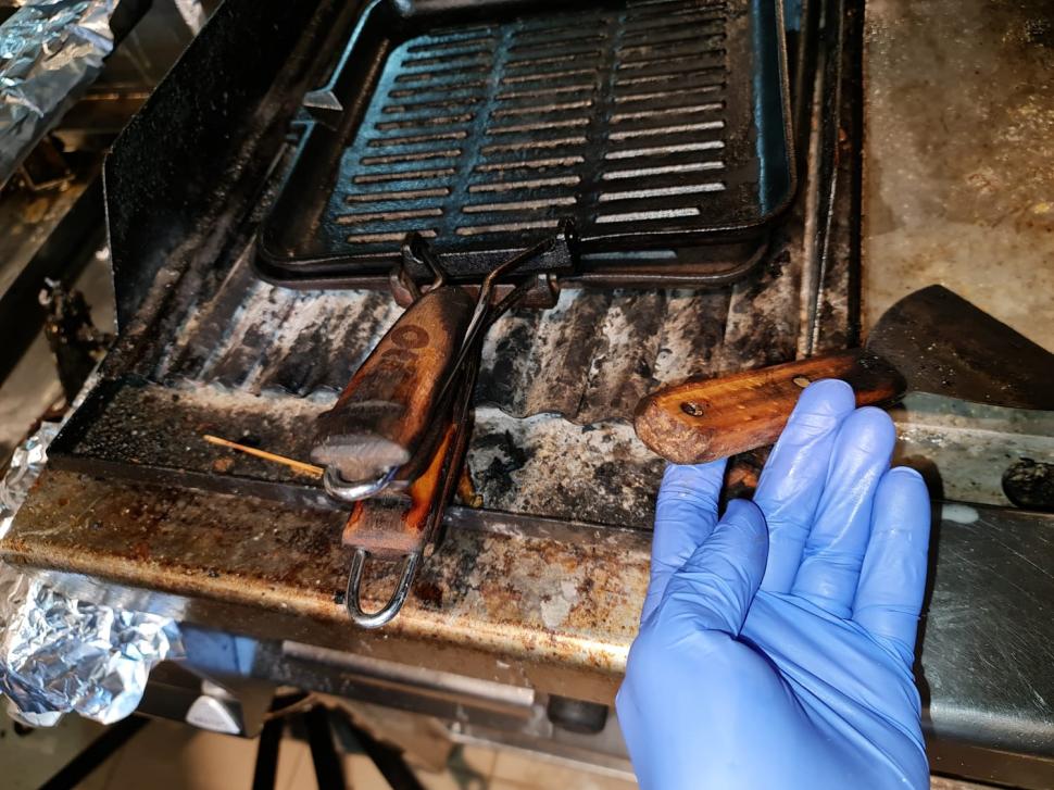 Restaurant din Sectorul 5, închis de ANPC: mizerie, ustensile vechi, ruginite și produse stricate 790376