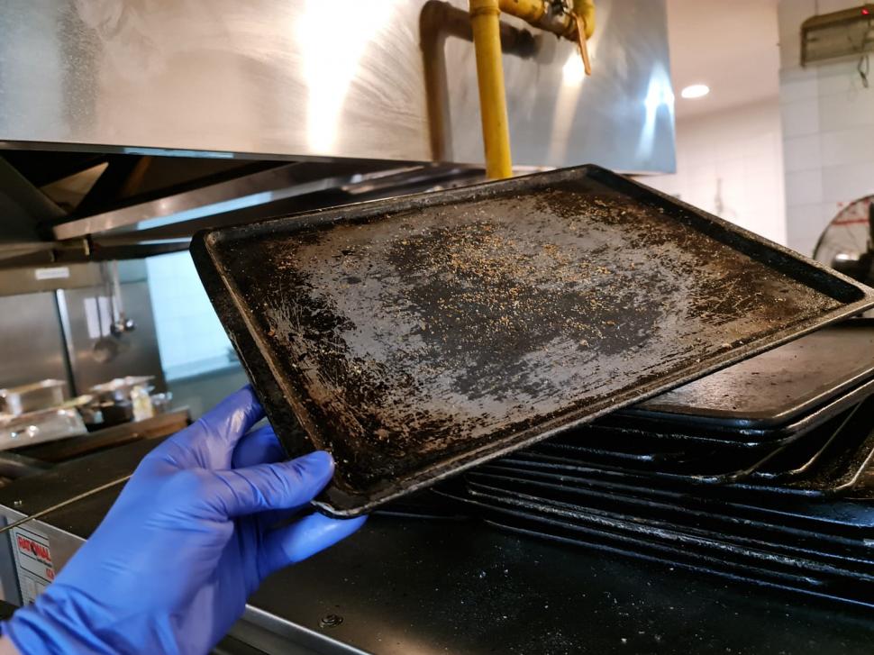 Restaurant din Sectorul 5, închis de ANPC: mizerie, ustensile vechi, ruginite și produse stricate 790377