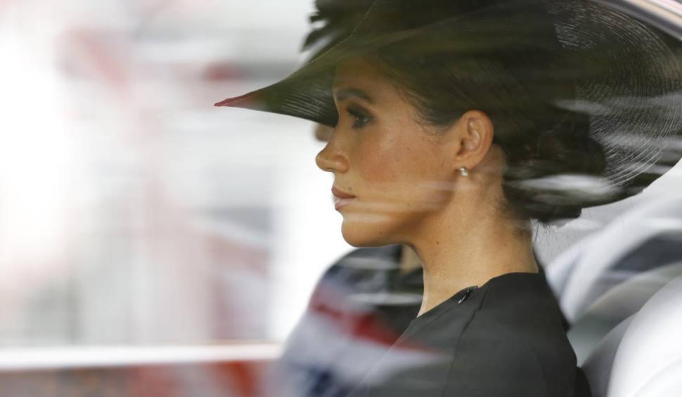 Omagiul adus de Meghan Markle prin ținuta purtată la înmormântarea reginei Elisabeta a II-a | Accesoriul care a atras atenția tuturor 790370