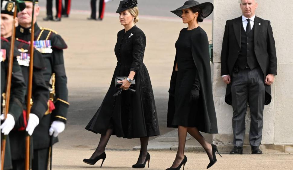 Omagiul adus de Meghan Markle prin ținuta purtată la înmormântarea reginei Elisabeta a II-a | Accesoriul care a atras atenția tuturor 790371