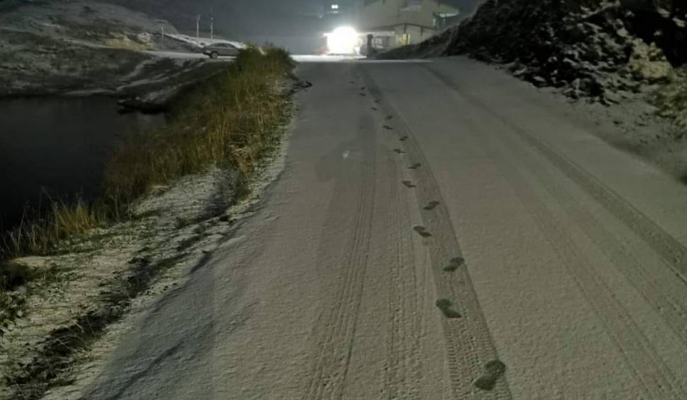 Ninge pe Transfăgărășan | Șoseaua a fost acoperită cu 3 centimetri de zăpadă