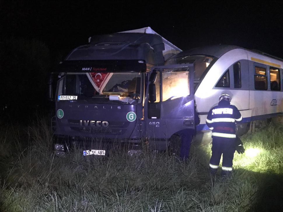 Un tren de călători a lovit un TIR, la intrarea în Odorheiu Secuiesc: Două victime, transportate la spital 790232