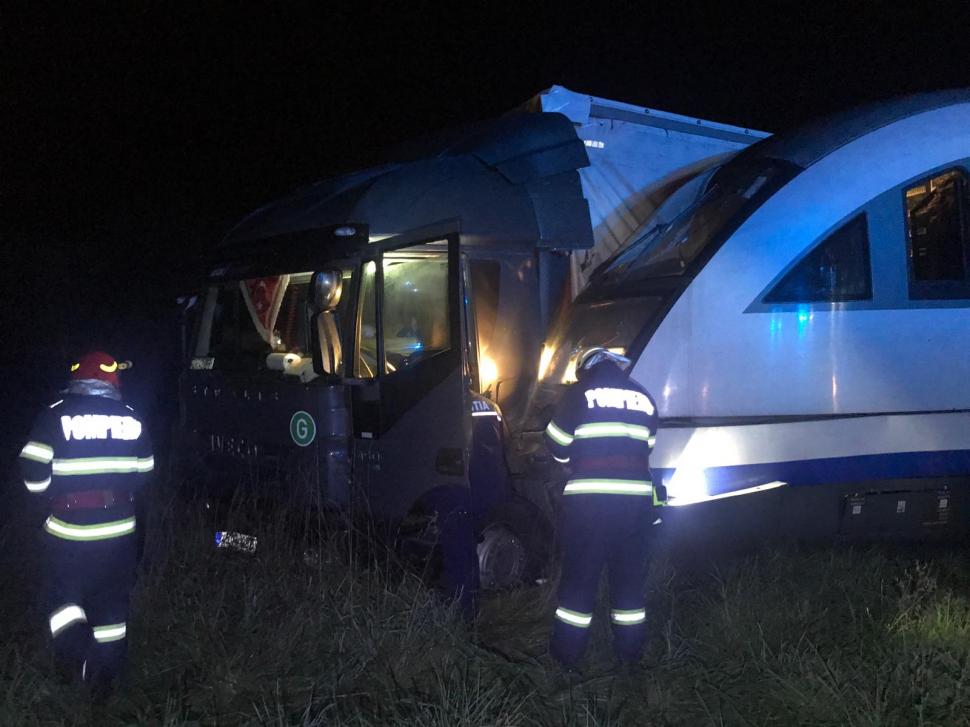 Un tren de călători a lovit un TIR, la intrarea în Odorheiu Secuiesc: Două victime, transportate la spital 790233