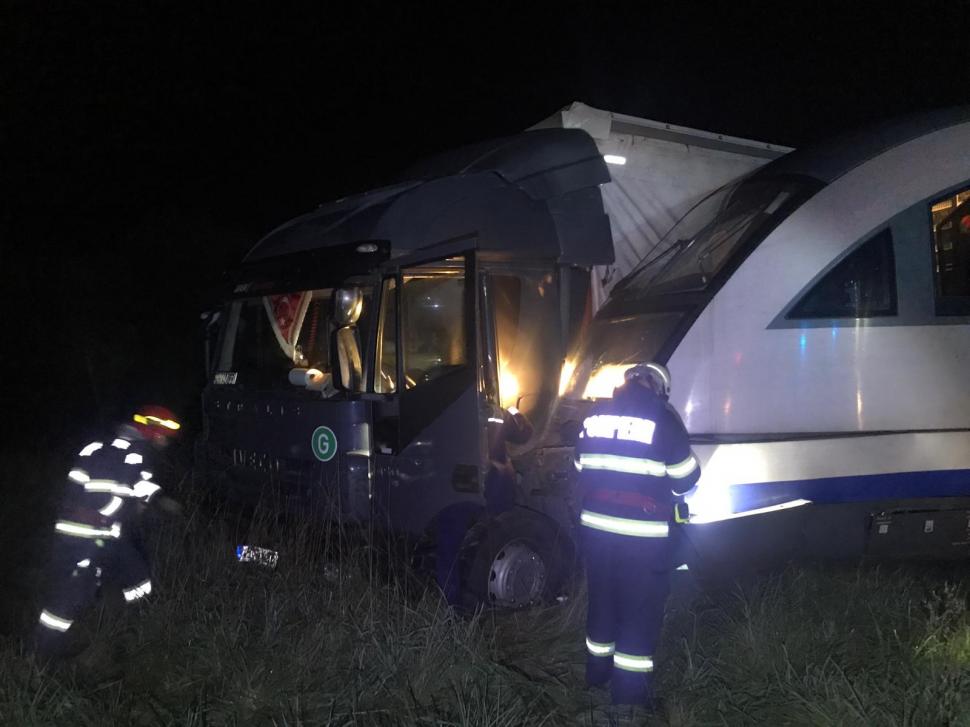 Un tren de călători a lovit un TIR, la intrarea în Odorheiu Secuiesc: Două victime, transportate la spital 790234