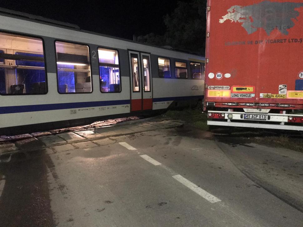 Un tren de călători a lovit un TIR, la intrarea în Odorheiu Secuiesc: Două victime, transportate la spital 790235