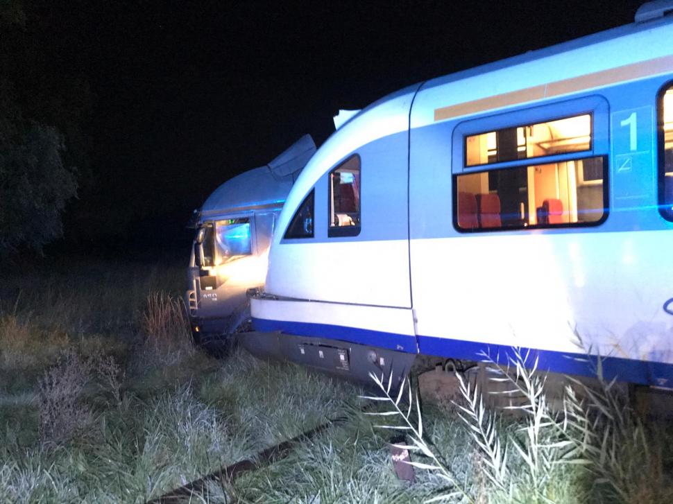 Un tren de călători a lovit un TIR, la intrarea în Odorheiu Secuiesc: Două victime, transportate la spital 790236