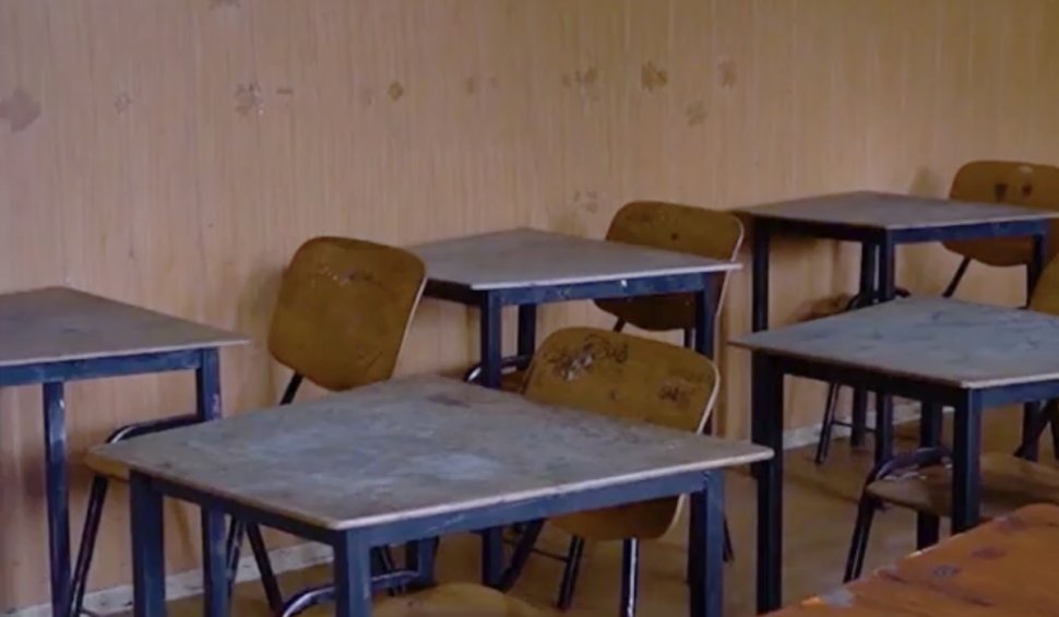 Elevi condamnați, după ce au legat un coleg de scaun și l-au machiat, la un liceu din Huedin