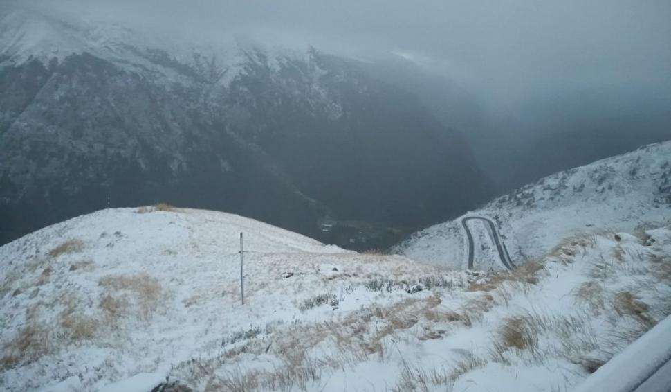 Iarnă în toată regula la munte, utilaje de deszăpezire scoase pe şosele. Şoferii, sfătuiţi să aibă cauciucuri de iarnă 790453