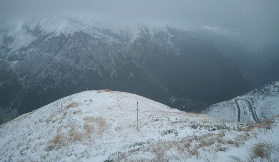 Iarnă în toată regula la munte, utilaje de deszăpezire scoase pe şosele. Şoferii, sfătuiţi să aibă cauciucuri de iarnă 790454