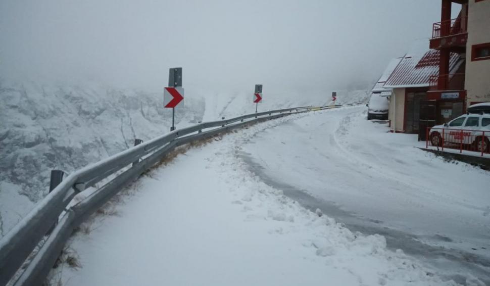 Iarnă în toată regula la munte, utilaje de deszăpezire scoase pe şosele. Şoferii, sfătuiţi să aibă cauciucuri de iarnă 790456
