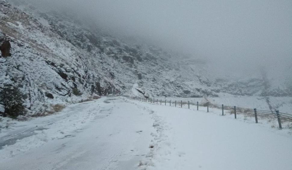 Iarnă în toată regula la munte, utilaje de deszăpezire scoase pe şosele. Şoferii, sfătuiţi să aibă cauciucuri de iarnă 790457