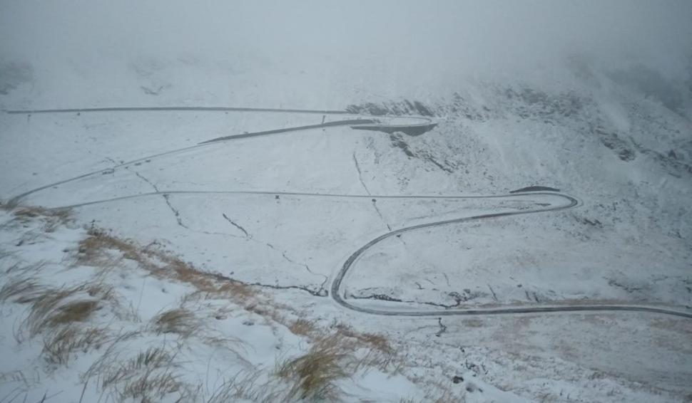 Iarnă în toată regula la munte, utilaje de deszăpezire scoase pe şosele. Şoferii, sfătuiţi să aibă cauciucuri de iarnă 790458