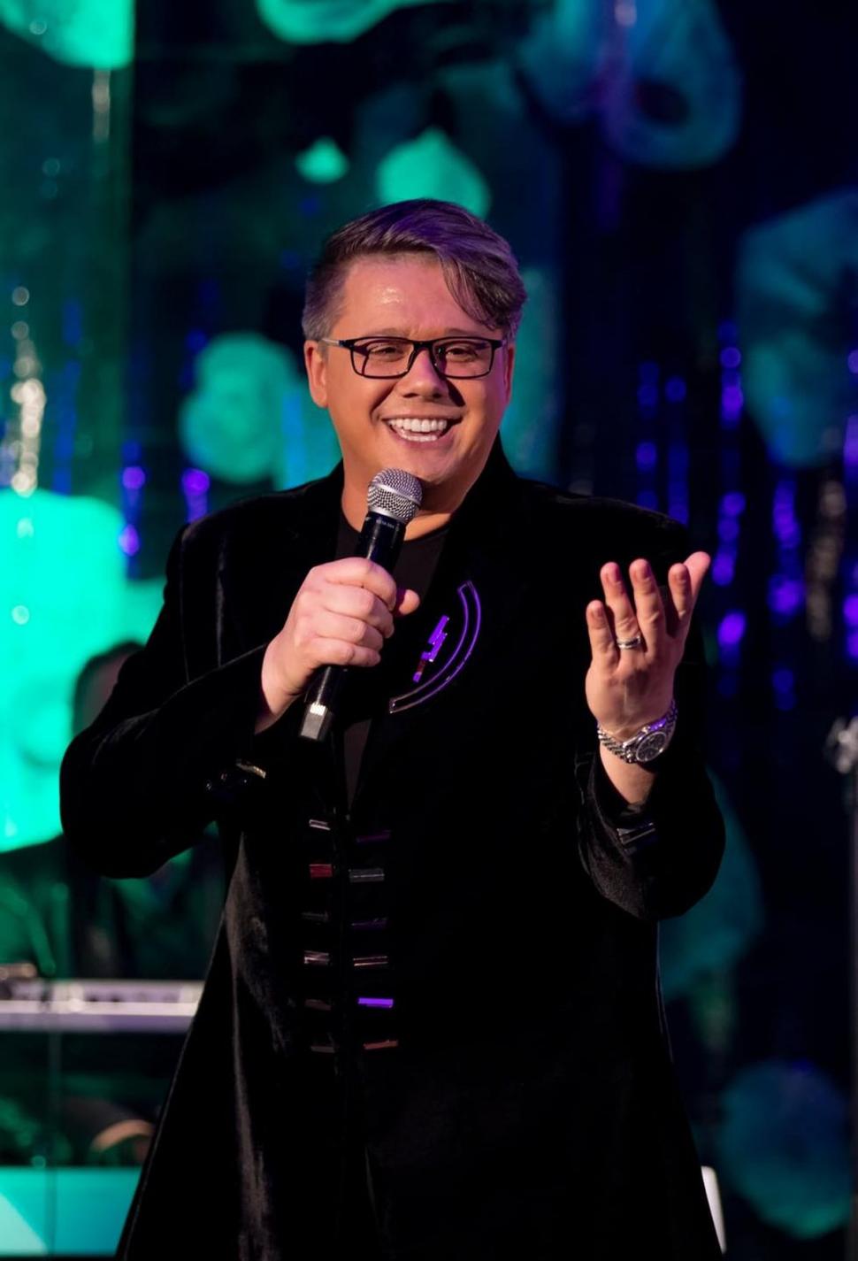 Recunoşti copilul din imagine? Astăzi este un mare artist, îndrăgit de milioane de fani | "Şi acum sunt copil" 790560