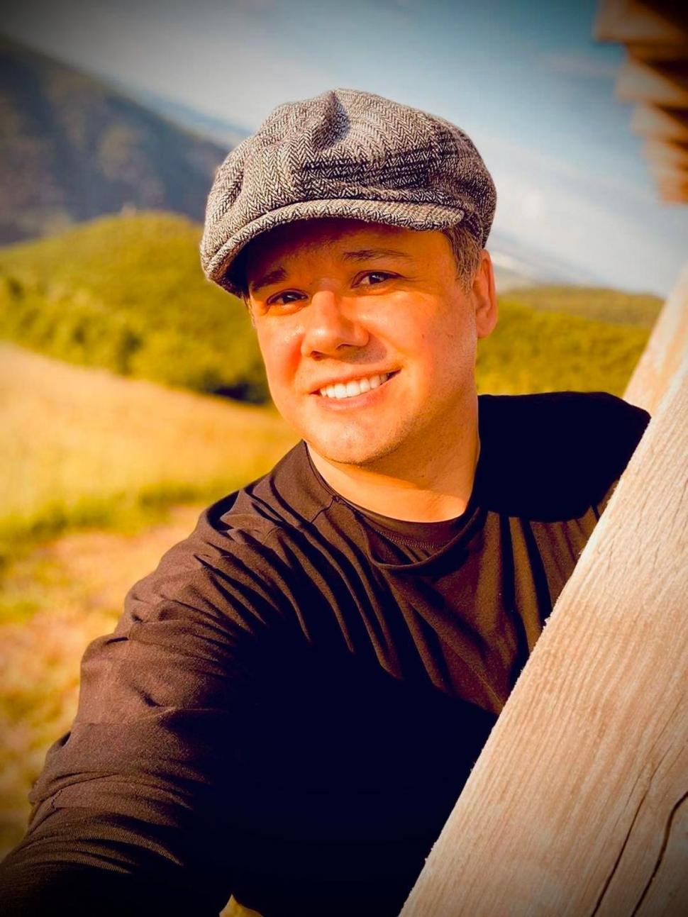 Recunoşti copilul din imagine? Astăzi este un mare artist, îndrăgit de milioane de fani | "Şi acum sunt copil" 790561