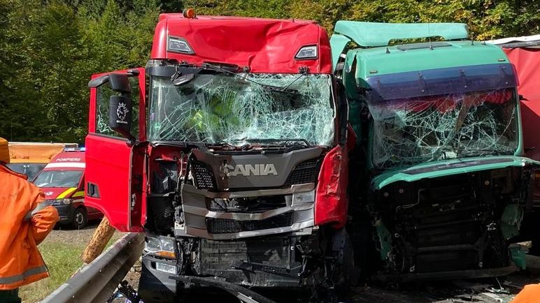 Un șofer român de TIR a murit într-un accident ciudat, în Neamț
