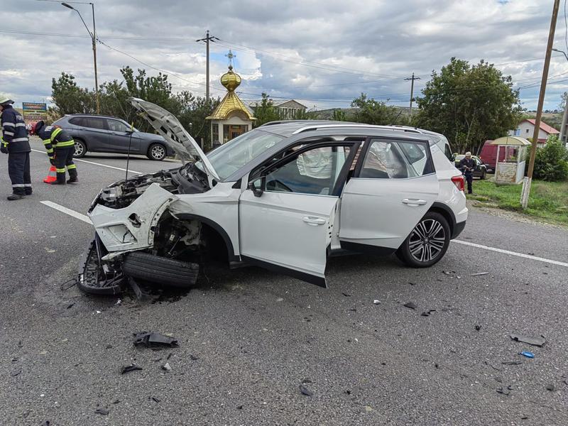 Mașină de poliție, implicată într-un accident în Iaşi. Autospeciala a ajuns în șanț | Sunt mai multe victime 790796