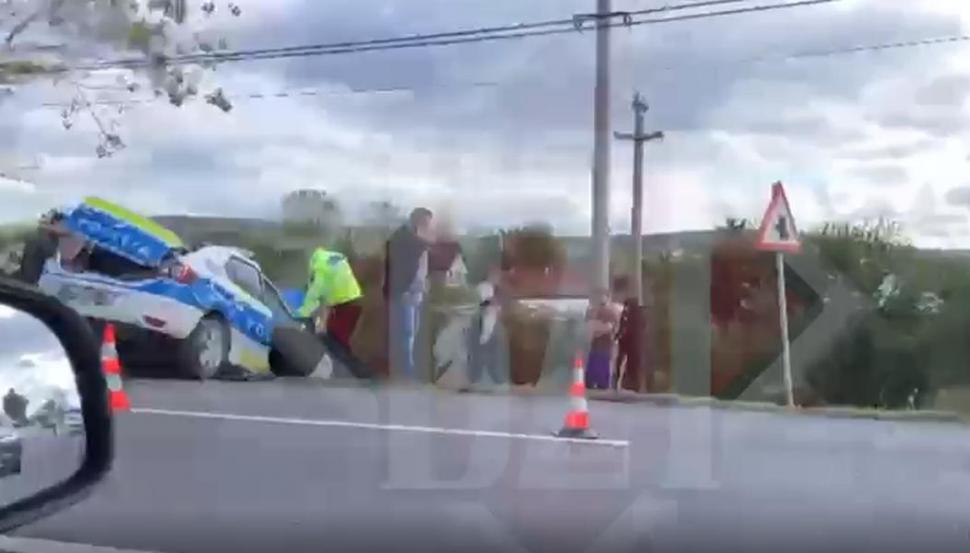 Mașină de poliție, implicată într-un accident în Iaşi. Autospeciala a ajuns în șanț | Sunt mai multe victime 790798
