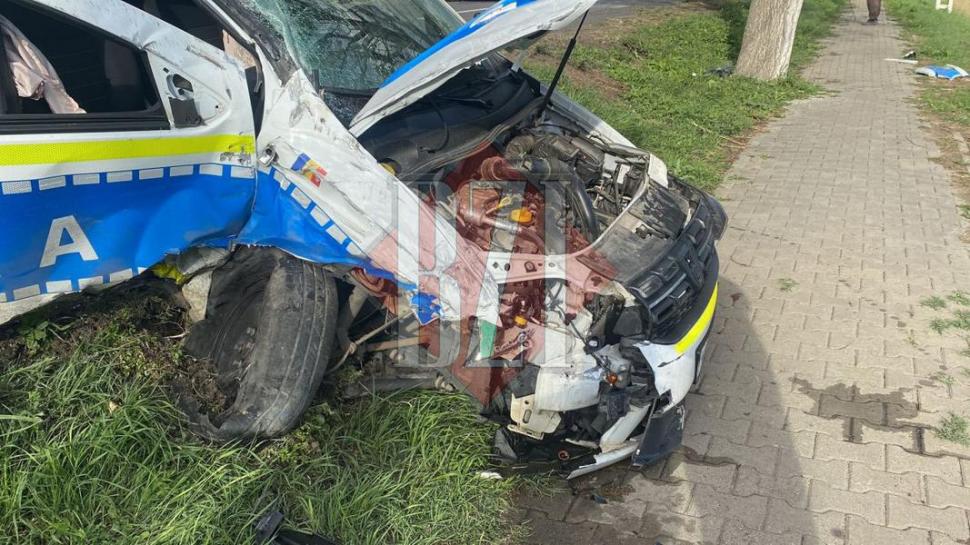 Mașină de poliție, implicată într-un accident în Iaşi. Autospeciala a ajuns în șanț | Sunt mai multe victime 790799
