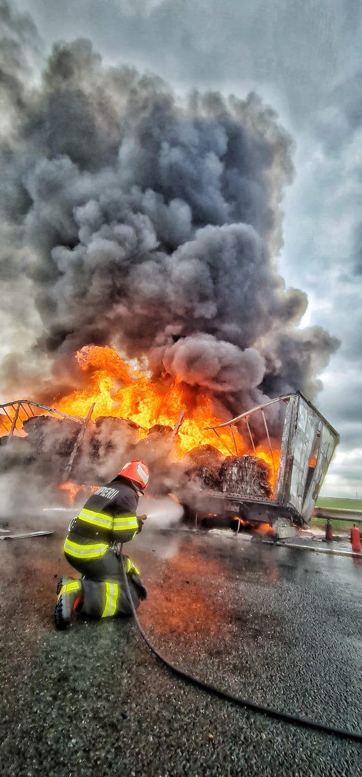 Un camion plin cu deșeuri plastice s-a făcut scrum pe autostradă, între Arad și Timișoara 790715