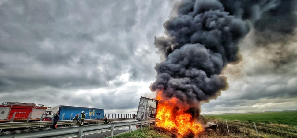 Un camion plin cu deșeuri plastice s-a făcut scrum pe autostradă, între Arad și Timișoara 790716