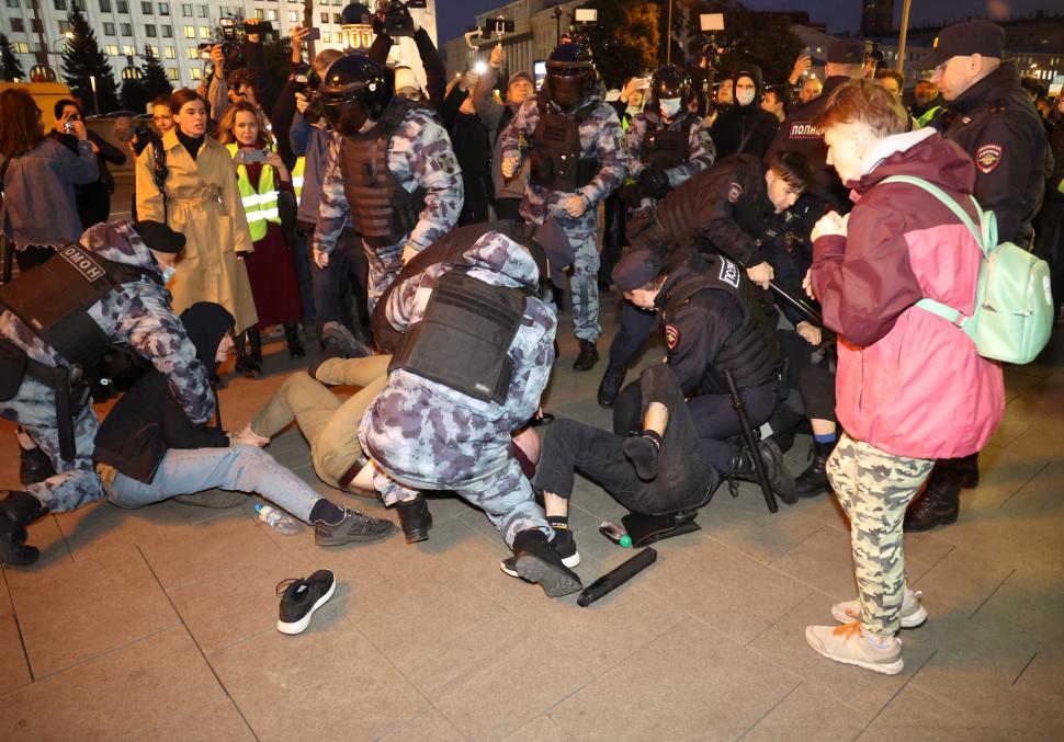 Coadă de 35 de kilometri la granița dintre Rusia și Finlanda | Oamenii sunt disperaţi să părăsească ţara 790853