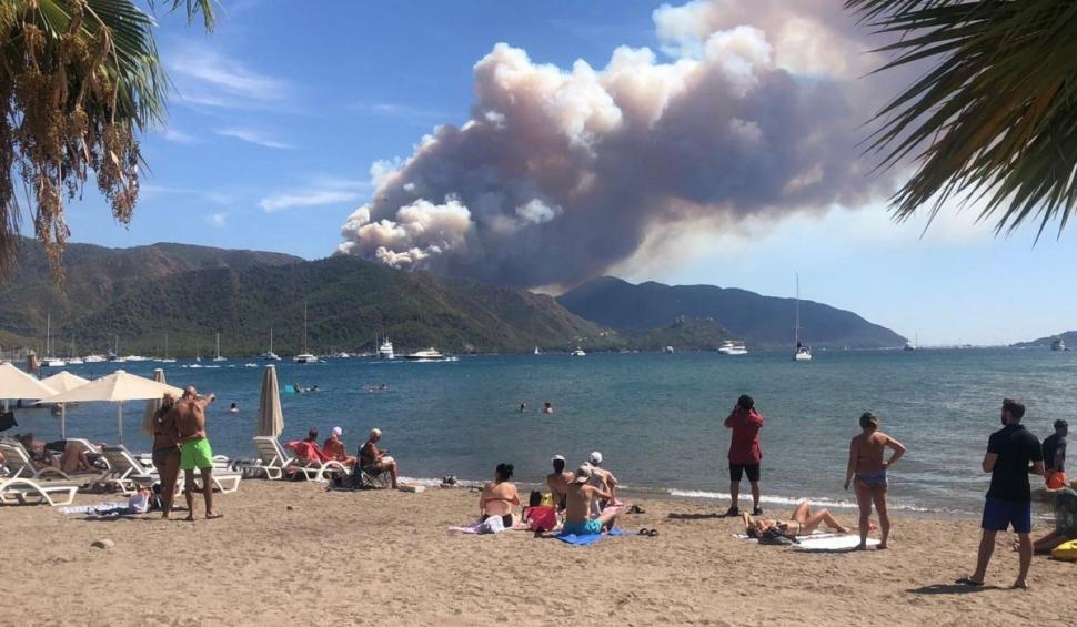 Incendiu uriaș în stațiunea Marmaris, din Turcia. Un elicopter s-a prăbușit în timpul intervenției