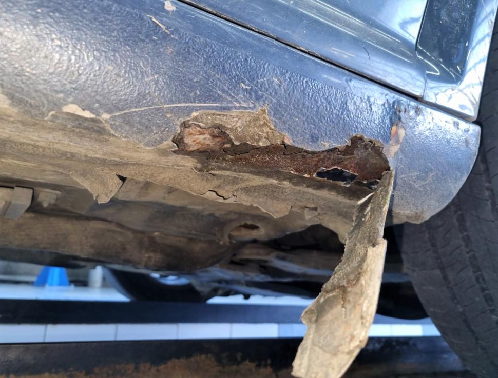 Inginerii RAR Bacău au găsit un sistem ilegal sub capota unui Golf 4 în care proprietarul a investit sute de lei 790696