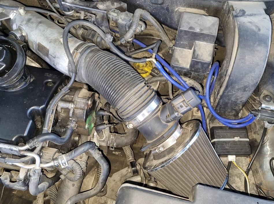 Inginerii RAR Bacău au găsit un sistem ilegal sub capota unui Golf 4 în care proprietarul a investit sute de lei 790698