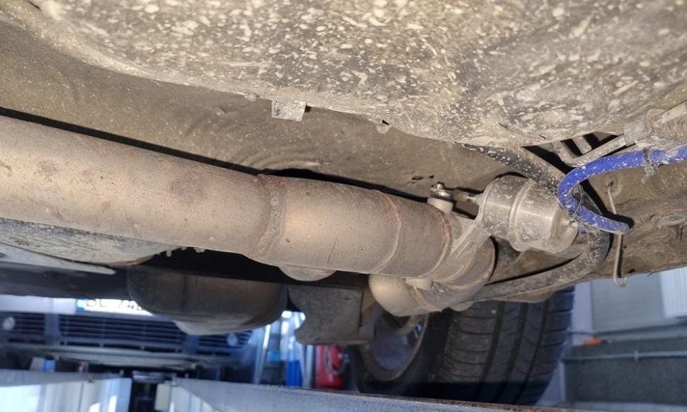 Inginerii RAR Bacău au găsit un sistem ilegal sub capota unui Golf 4 în care proprietarul a investit sute de lei 790699