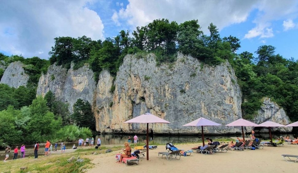Locul din România rupt parcă din peisajele exotice ale Thailandei | Puțini turişti știu de el