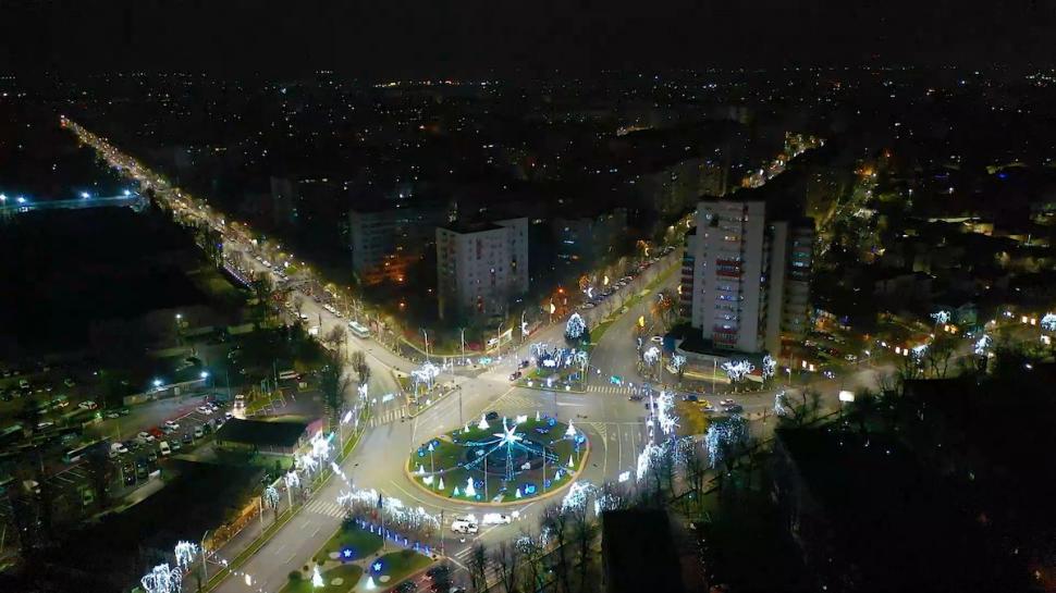 Primarul Daniel Băluță le cere oamenilor să decidă dacă vor sau nu luminițe de sărbători pe străzile din Sectorul 4